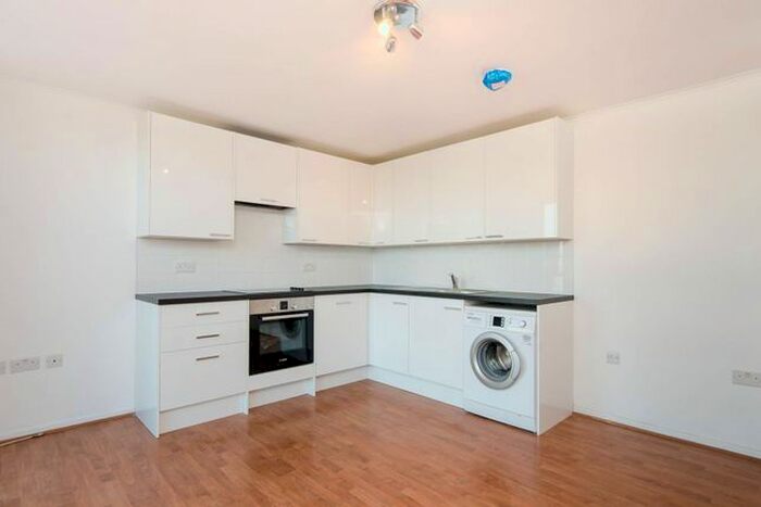 4 Bedroom Flat To Rent In Garratt Lane, Earlsfield, London, SW17