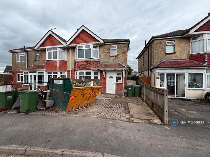 4 Bedroom Semi-Detached House To Rent In Laundry Road, Southampton, SO16