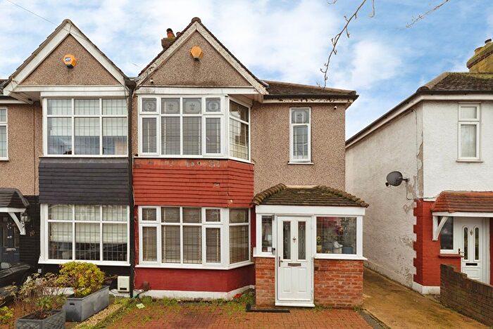 3 Bedroom End Of Terrace House For Sale In Trelawney Road, Ilford, IG6
