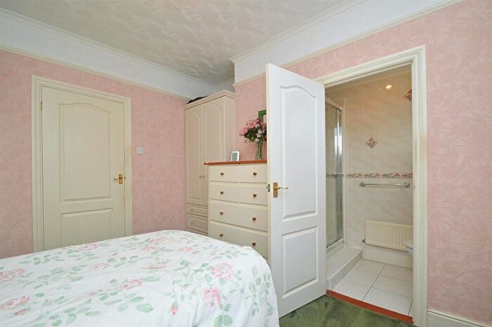 2 Bedroom Detached Bungalow For Sale In Short Walk To Cliff Path * Lake, PO36