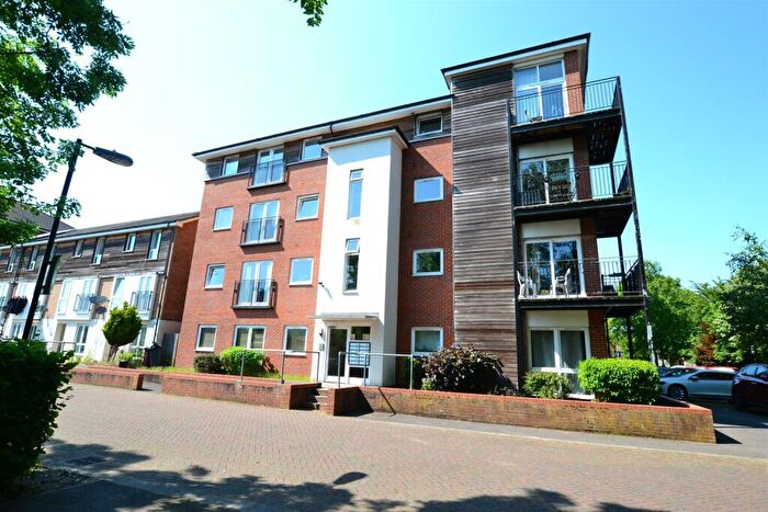 2 Bedroom Flat To Rent In Meadow Way, Caversham, Reading, RG4