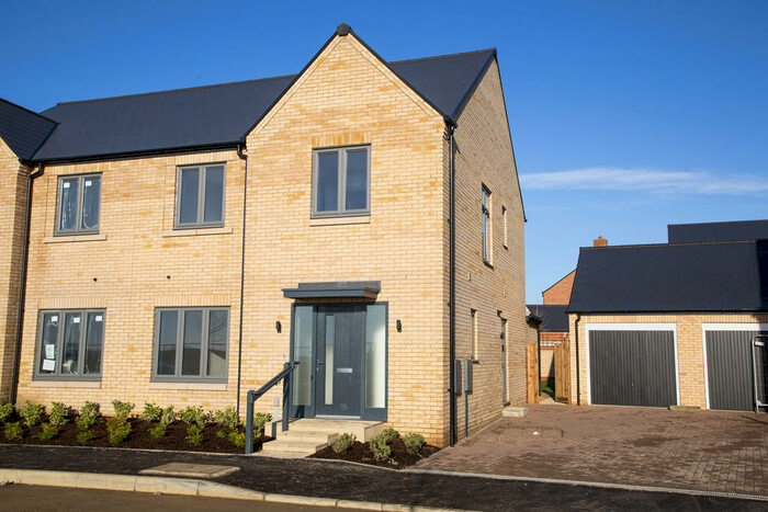 4 Bedroom Semi-Detached House To Rent In Currington Avenue, St Neots, PE19