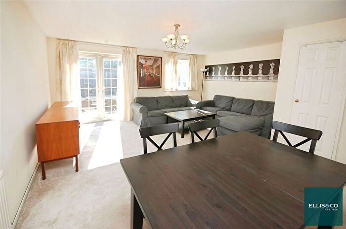 3 Bedroom Detached House To Rent In Firs Avenue, Friern Barnet, N11