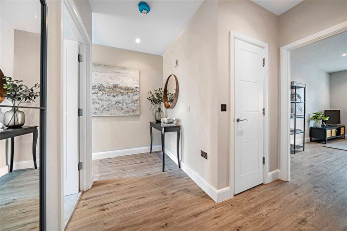 1 Bedroom Flat For Sale In New Haw, Addlestone, Surrey, KT15