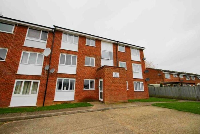 2 Bedroom Apartment To Rent In Woodhall Farm, HP2