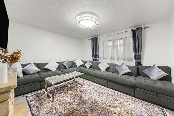 3 Bedroom Semi Detached House For Sale In Egerton Road, Slough, SL2