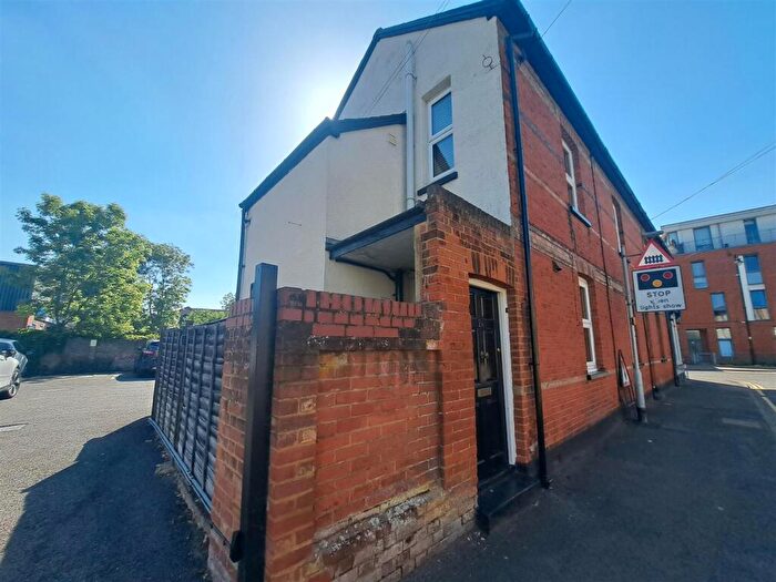 2 Bedroom End Of Terrace House To Rent In Station Road, Chertsey, KT16