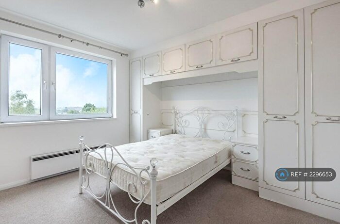 2 Bedroom Flat To Rent In Mountcombe Close, Surbiton, KT6