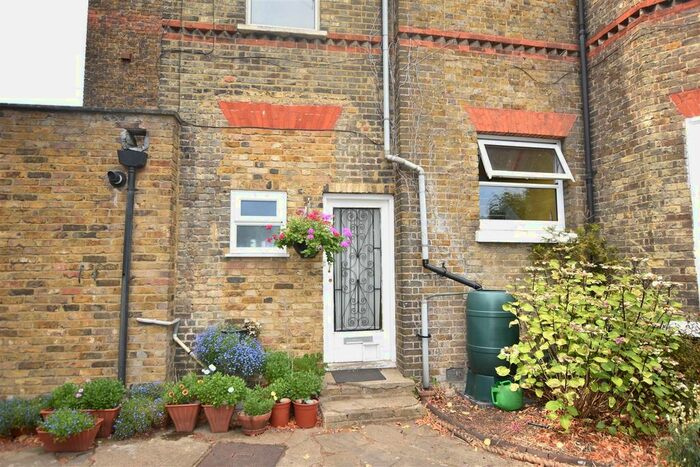 1 Bedroom Flat To Rent In Inwood Road, Hounslow, TW3