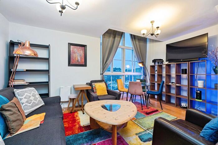 2 Bedroom Maisonette For Sale In Whitechapel Road, London, E1