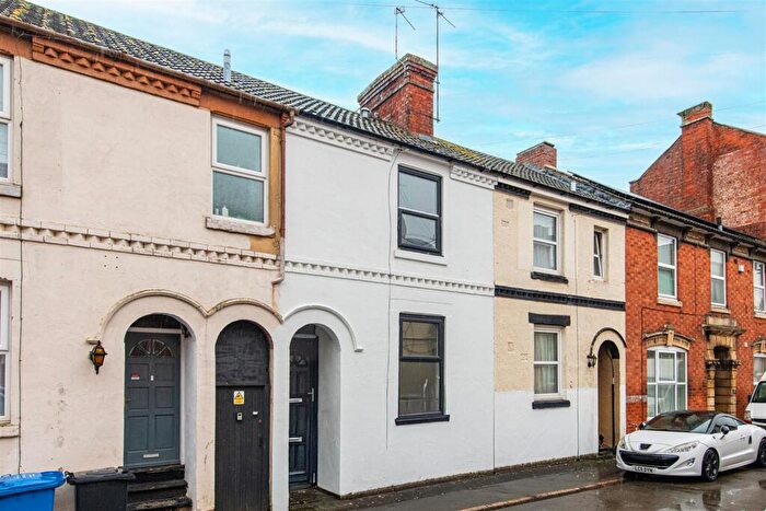 4 Bedroom Terraced House To Rent In Ford Street, Kettering, NN16