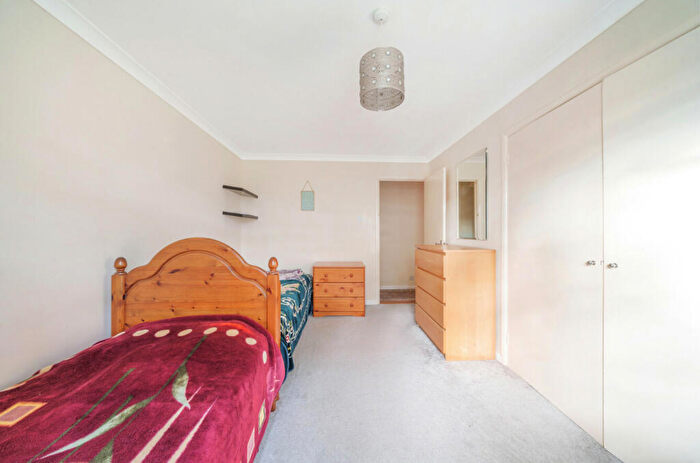 2 Bedroom Apartment For Sale In Thornton Close, Guildford, Surrey, GU2