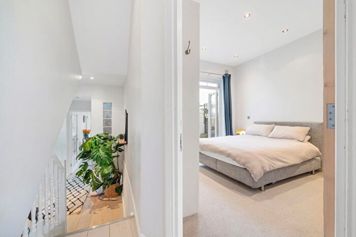 2 Bedroom Flat For Sale In Medora Road, London, SW2