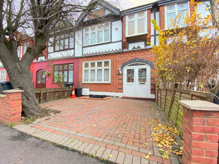 5 Bedroom Terraced House To Rent In Eccleston Crescent, Chadwel Heath RM6