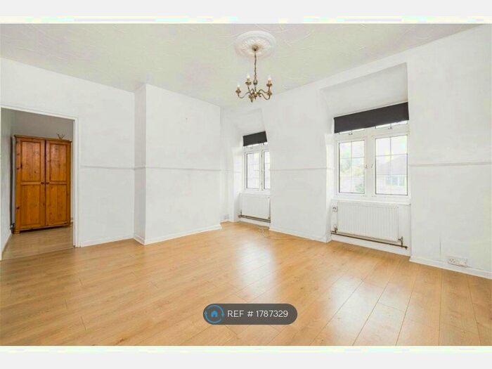 2 Bedroom Flat To Rent In Ballamore Road, London, BR1