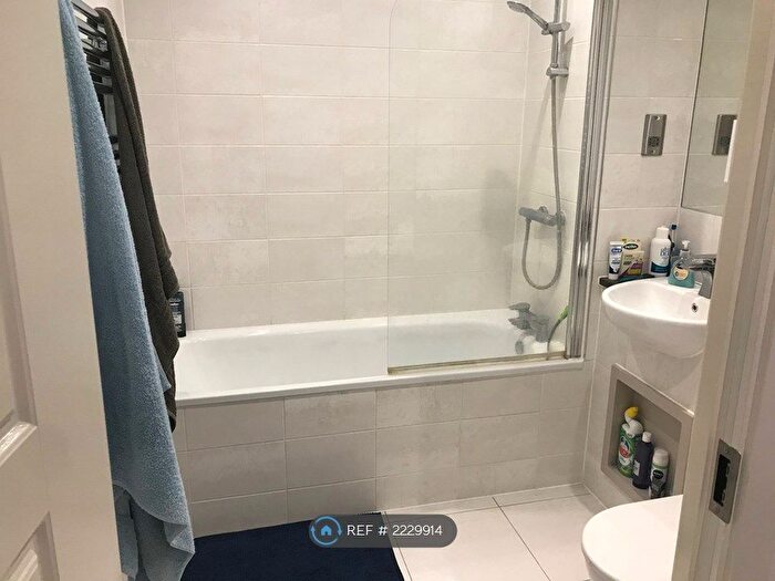 1 Bedroom Flat To Rent In Burlington Road, Raynes Park, KT3