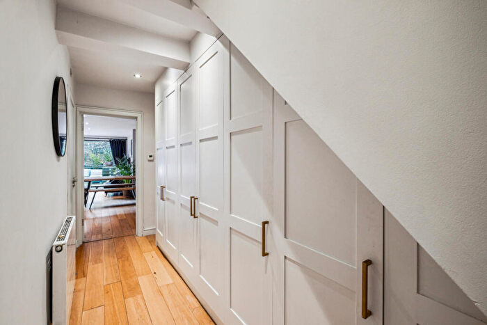 2 Bedroom Flat For Sale In Dorothy Road, London, SW11