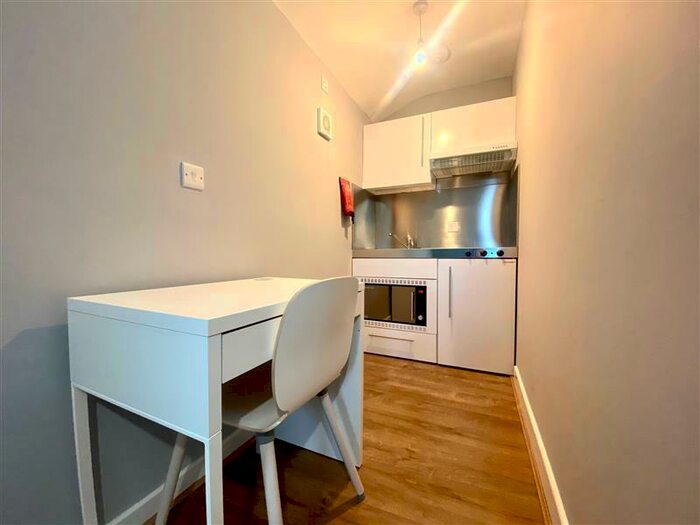 Apartment To Rent In Bearwood Parade, Bearwood, B66