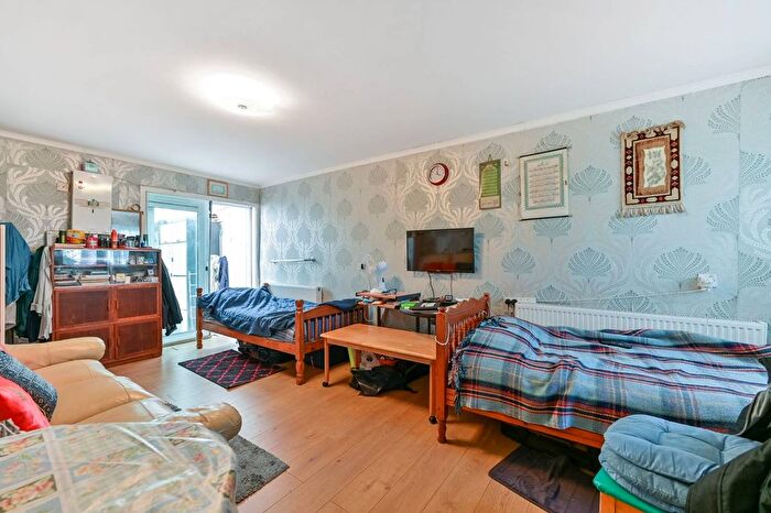 1 Bedroom Bungalow For Sale In Lovat Walk, Heston, Hounslow, TW5