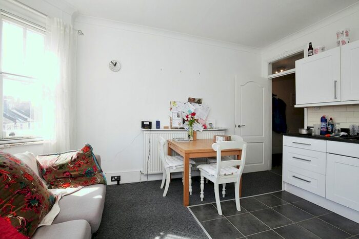 2 Bedroom Flat To Rent In Vera Road, London, SW6