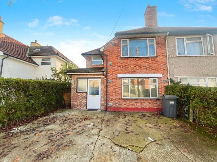 3 Bedroom Property To Rent In Wellington Avenue, Hounslow, TW3