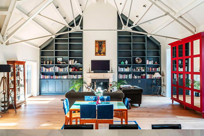 4 Bedroom Barn Conversion For Sale In Halfpenny Lane, Guildford, GU4