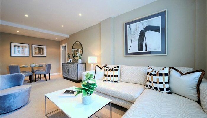 2 Bedroom Flat To Rent In Hill Street, London, W1J