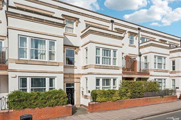2 Bedroom Flat For Sale In Barnes High Street, Barnes, SW13