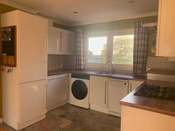 2 Bedroom Flat To Rent In Westerham Walk, London, RG2