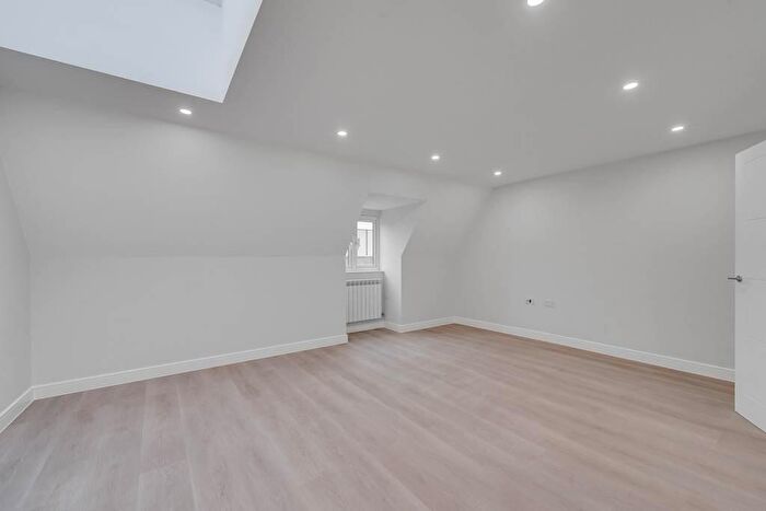 2 Bedroom Flat To Rent In High Road, London, N12