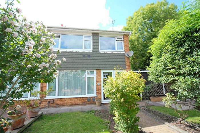 4 Bedroom Semi-Detached House For Sale In Raymond Close, Colnbrook, Slough, SL3