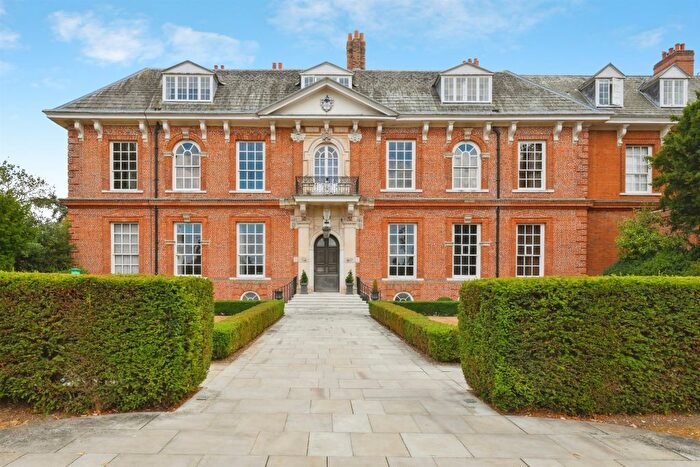 2 Bedroom Flat For Sale In The Mansion, Balls Park, Hertford, SG13