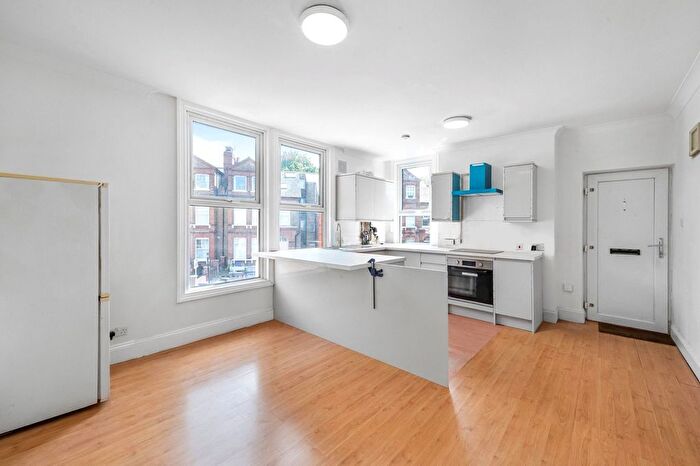 2 Bedroom Flat To Rent In Mitcham Lane, Streatham, London, SW16