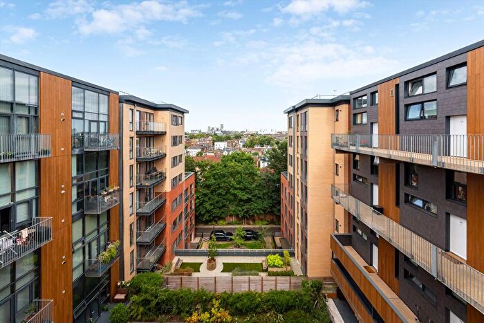 2 Bedroom Flat For Sale In Cowley Road, Acton, W3