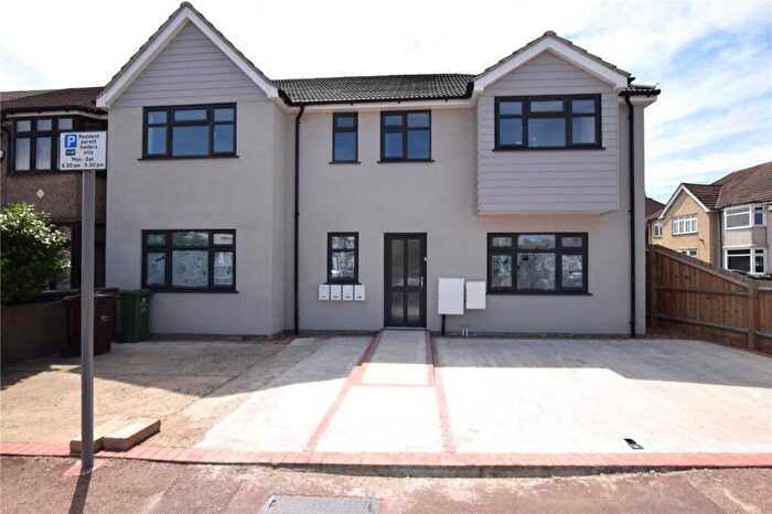 1 Bedroom Apartment To Rent In Third Avenue, Dagenham, RM10