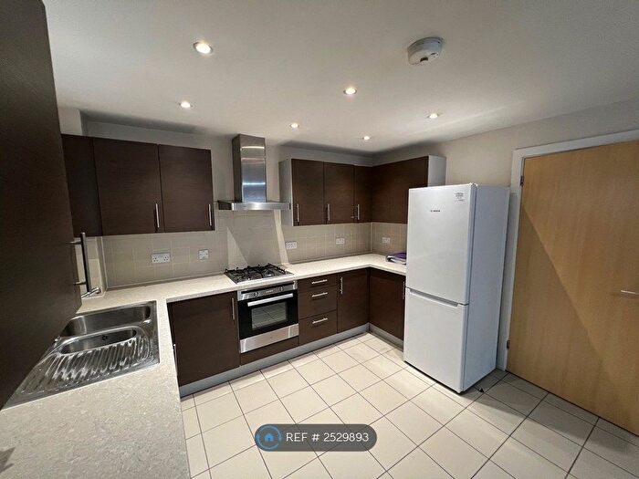 2 Bedroom Flat To Rent In Whitewood House, Surbiton, KT6