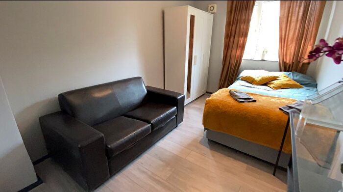 5 Bedroom Terraced House To Rent In Pirie Close, London, SE5
