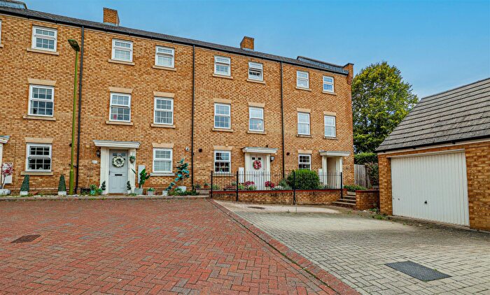4 Bedroom Terraced House For Sale In Harrier Close, Hemel Hempstead, HP3