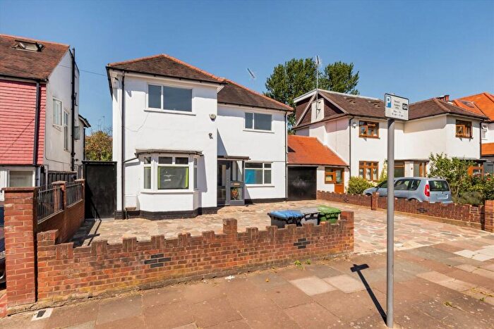 5 Bedroom House To Rent In Sneyd Road, Cricklewood, NW2