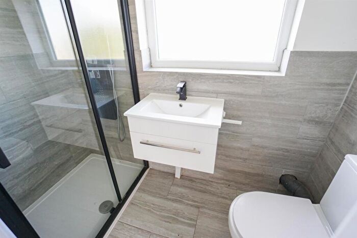 3 Bedroom End Of Terrace House For Sale In Oak Street, Hollingwood, Chesterfield, S43