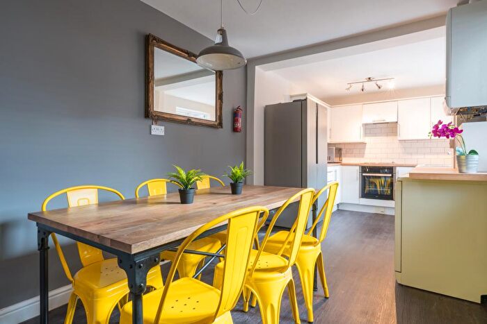 6 Bedroom Terraced House To Rent In Kimbolton Avenue   , Nottingham, NG7