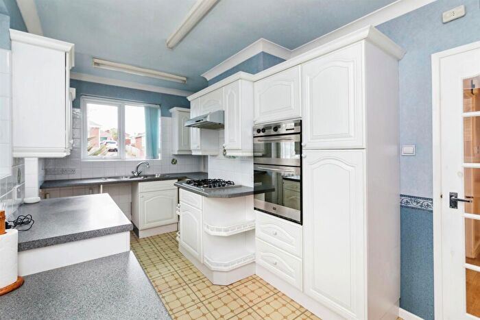 2 Bedroom Detached Bungalow For Sale In Hadleigh Drive, Lowestoft, NR32