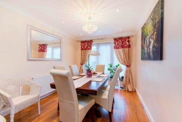 4 Bedroom House To Rent In Bond Road, Mitcham, CR4