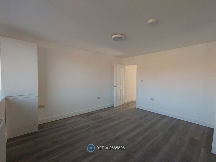 2 Bedroom Flat To Rent In Swindon Close, Ilford, IG3