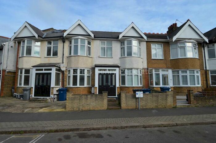 4 Bedroom House To Rent In Hutton Grove, North Finchley, N12