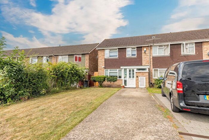 3 Bedroom Terraced House For Sale In Briar Way, Slough, SL2