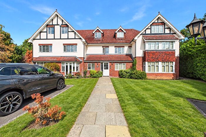 2 Bedroom Flat For Sale In Horsell, Surrey, GU21