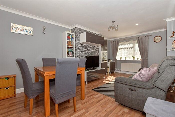 2 Bedroom Maisonette For Sale In Alkham Road, Vinters Park, Maidstone, Kent, ME14