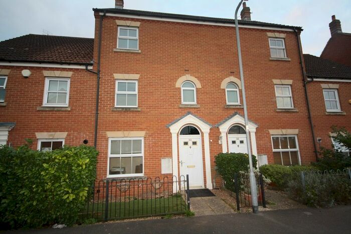 4 Bedroom Town House To Rent In Tracey Ave, Langley, SL3