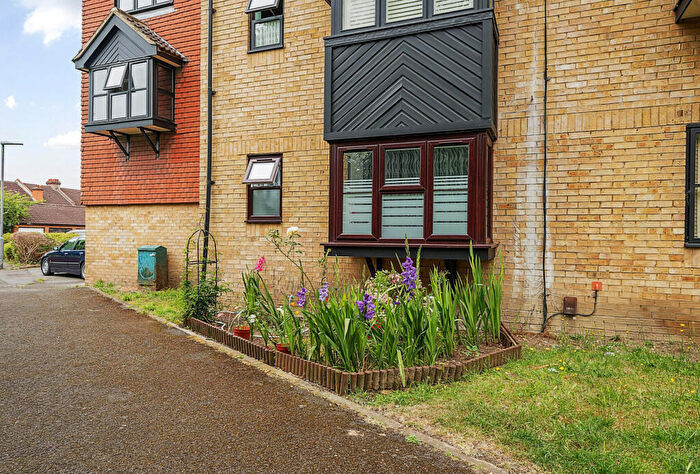 1 Bedroom Apartment For Sale In Kingston Gardens, Beddington, CR0